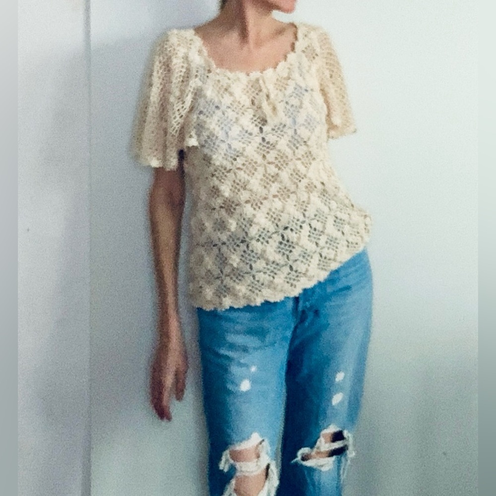 Genuine 197O’s Vintage 100% Cotton Butterfly Sleeve Crochet Flower Top. Sm- med